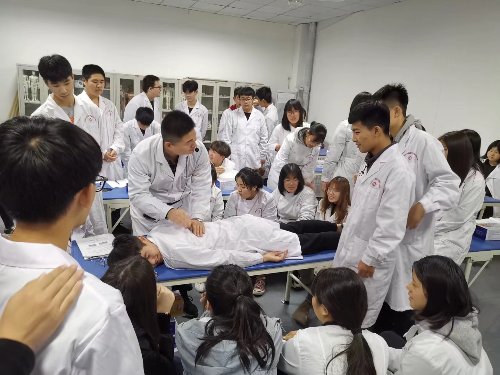 以后想當臨床醫(yī)生，上石家莊冀聯(lián)醫(yī)學中專學校選什么專業(yè)？